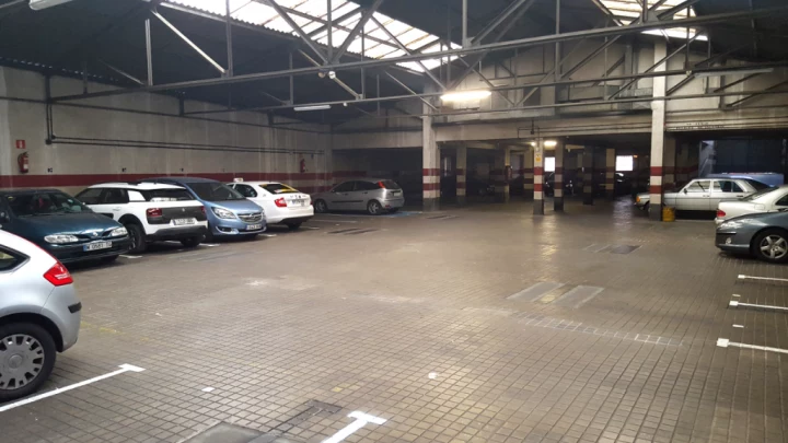 Plazaas amplias parking barato en Madrid
