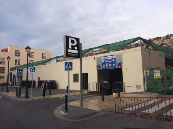 Entrada principal parking Almería