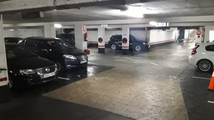 Parking con plazas amplias y vigilado 24 horas