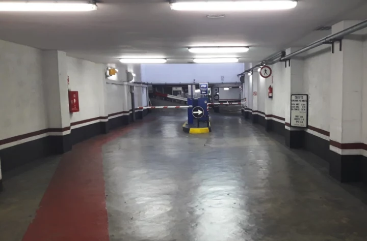 Parking subterráneo con amplias plazas