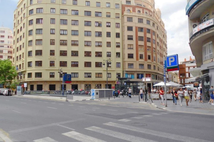 avenida oeste valencia parking