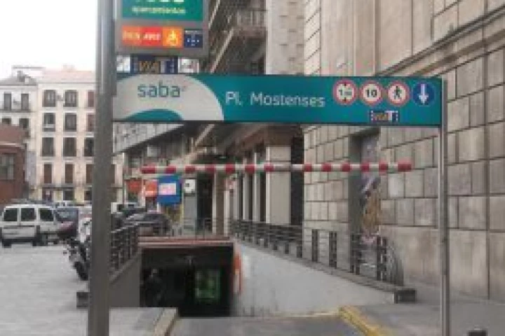 Entrada parking Plaza Mostenses