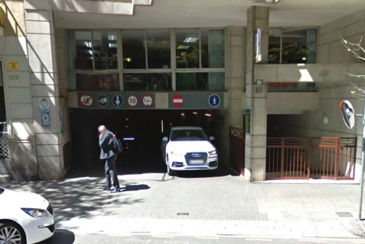 Valencia 3, Nuñez i Navarro, entrada principal
