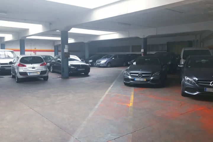 aparca cerca de rua constitución
