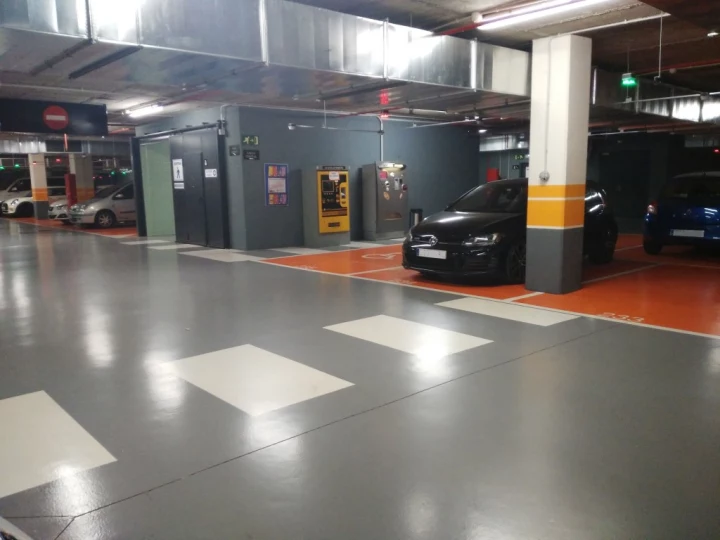 Parking Encants en el Mercat ,tiene plazas amplias e iluminadas