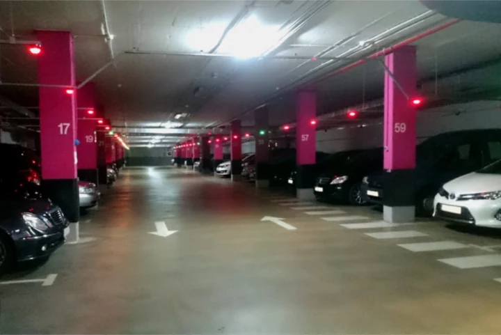 Aparca a 4 minutos de Plaza de Santo Domingo en Guadalajara.