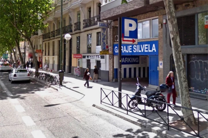 Reserva y aparca cerca de la Plaza de Toros y el Mercadillo de La Guindalera. Con cancelación gratis