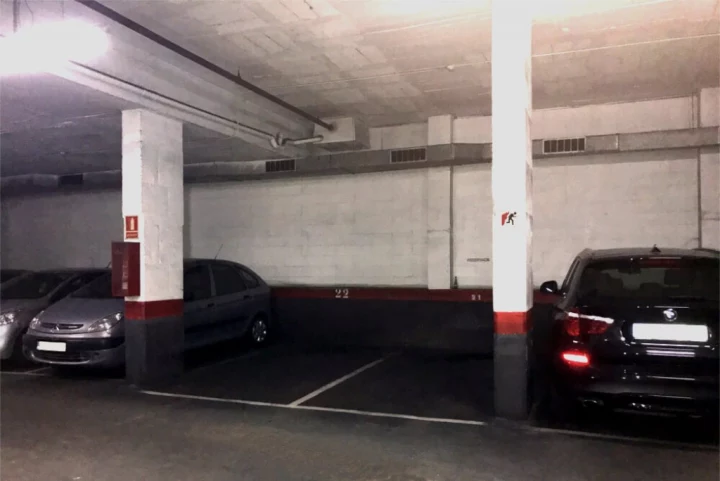 Parking vigilado 24 horas. Cerveza Estrella Damm