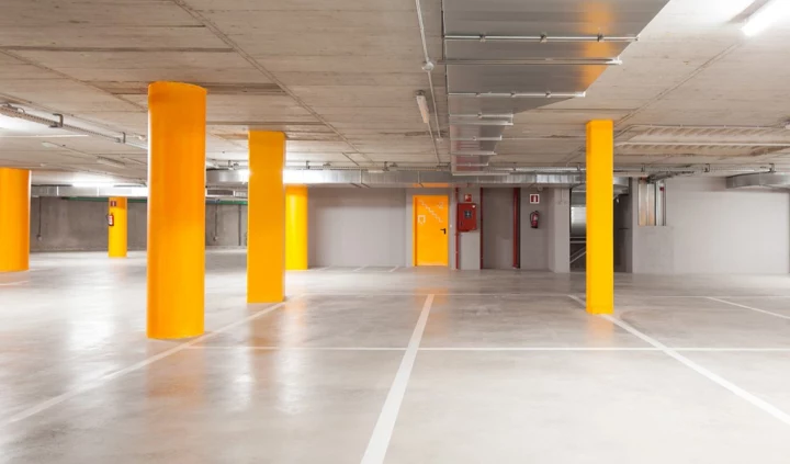 Parking cubierto y vigilado con guiado de plazas para aparcar en Barcelona