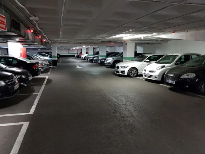 Parking cubierto Metro Cuzco cerca del Bérnabeu