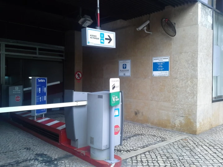 Parque en Lisboa por Avenida da Liberdade. Preserva parking online