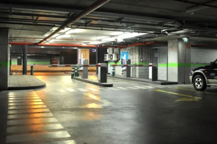 Parking Campus de Justicia frente a la Estación de Oriente. 
