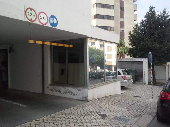 Parking junto al Cemiterio de Carnaxeiro. Horario 24 horas con accesos ilimitados