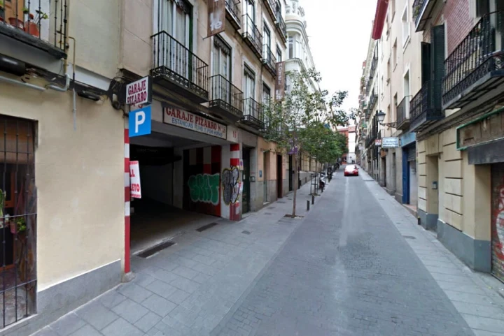 Entrada parking vehículos grandes Malasaña
