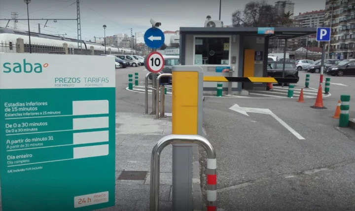 Parking descubierto y vigilado en la estación de tren de Vigo, Guixar.