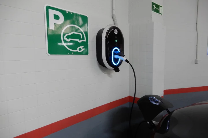 Parking con punto de carga