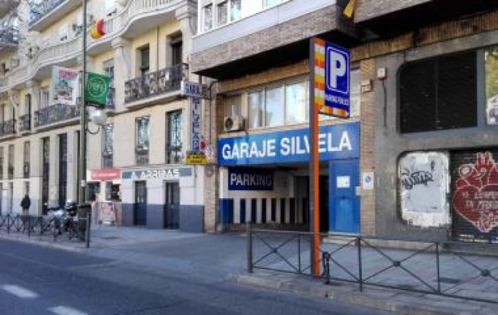 Reserva y aparca cerca de la Plaza de Toros y el Mercadillo de La Guindalera. Con cancelación gratis